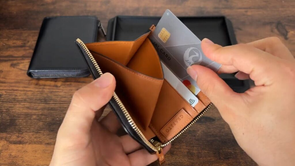 CRAFSTO(クラフスト)L字ファスナー財布のファスナーのカードポケットの出し入れ