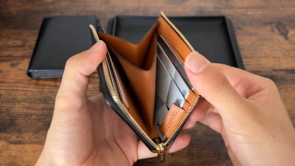 CRAFSTO(クラフスト)L字ファスナー財布のファスナーのカードポケット。タグ部分にも収納できる