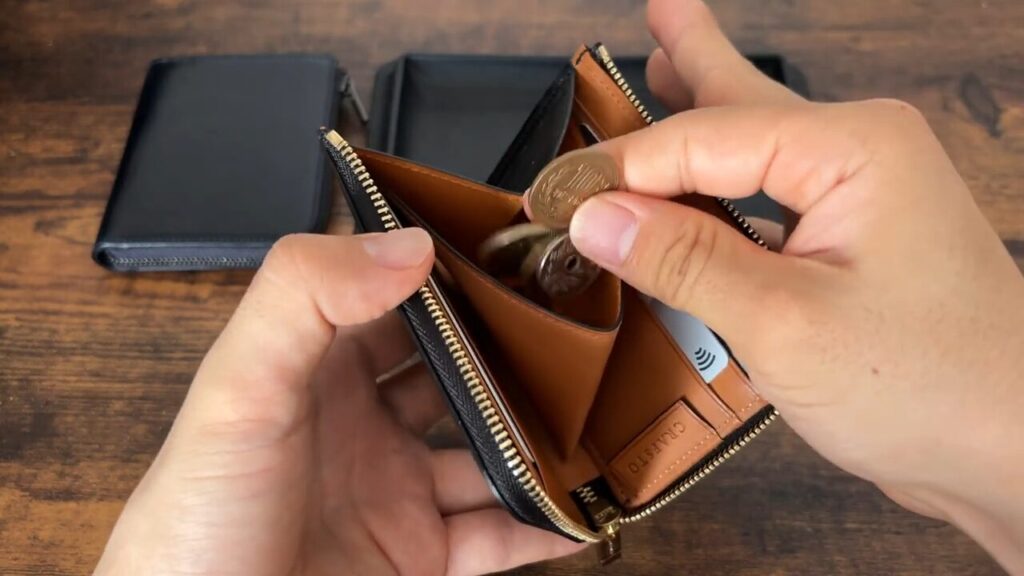 CRAFSTO(クラフスト)L字ファスナー財布の小銭入れに小銭を収納する場面