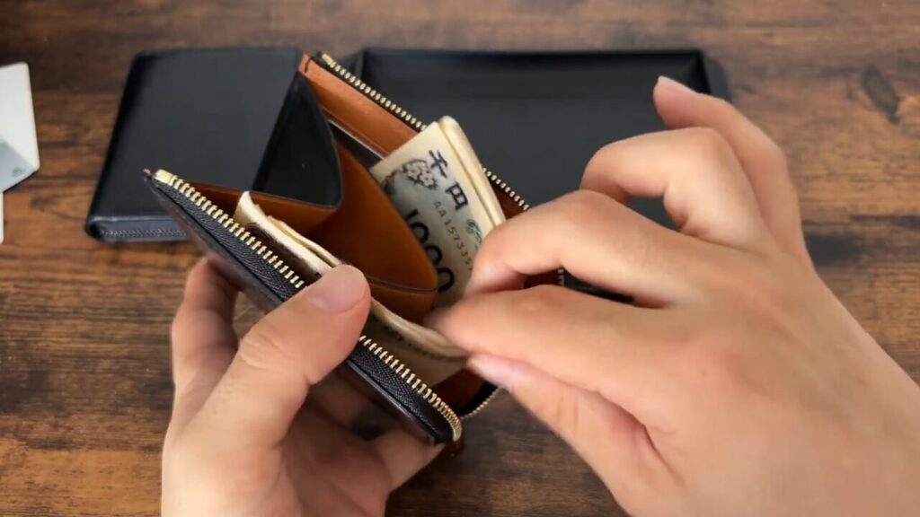 CRAFSTO(クラフスト)L字ファスナー財布、小銭入れにそわせて紙幣を収納する画像