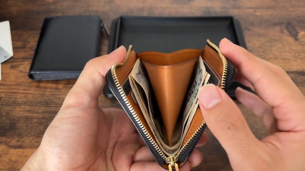 CRAFSTO(クラフスト)L字ファスナー財布、小銭入れの下に紙幣を収納する画像
