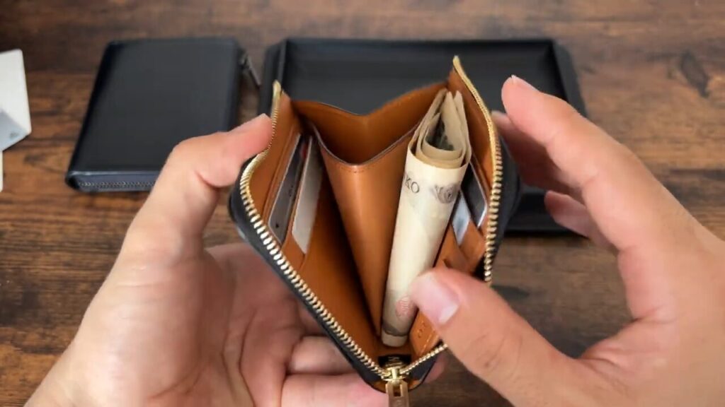 CRAFSTO(クラフスト)L字ファスナー財布の片側に紙幣を収納する画像
