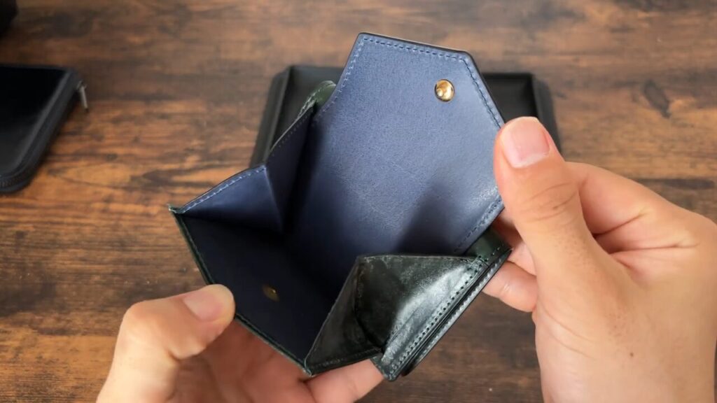 CRAFSTO(クラフスト)三つ折り財布 の小銭入れ