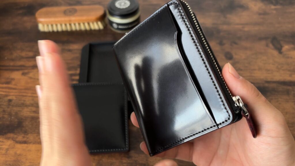 ガンゾ コードバンRC Lファスナー二つ折り財布の鏡面具合がわかる画像