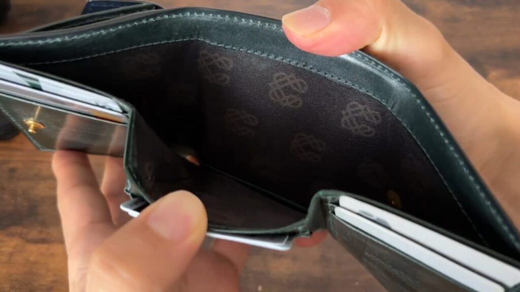 CRAFSTO(クラフスト)三つ折り財布の札入れ