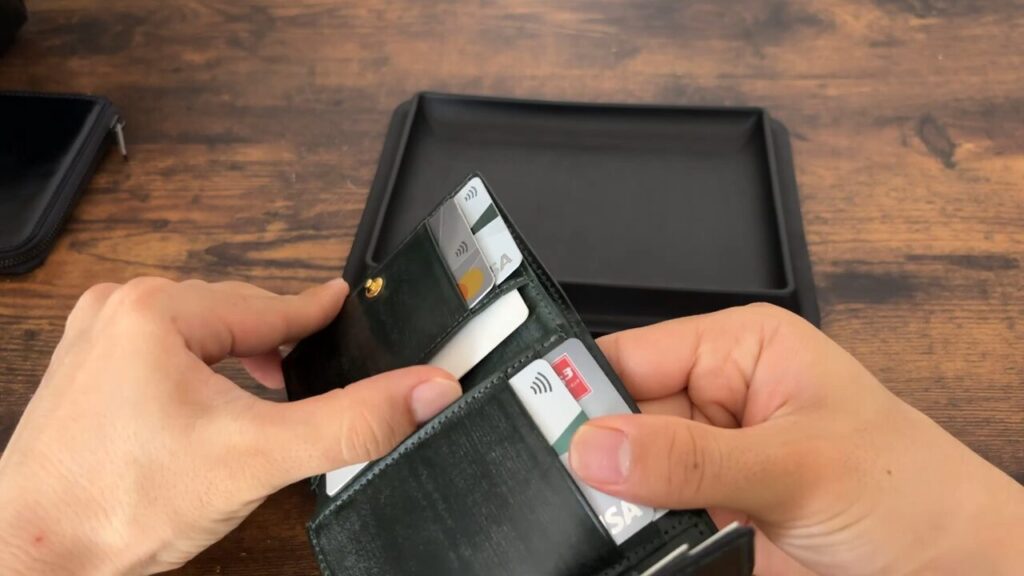 CRAFSTO(クラフスト)三つ折り財布 の裏側のカードの収納