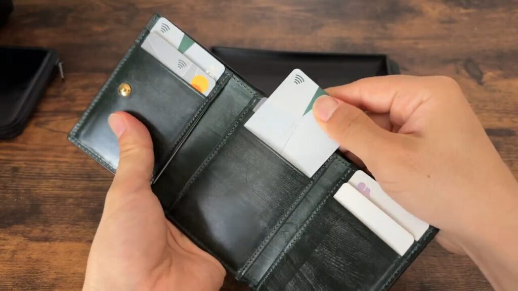 CRAFSTO(クラフスト)三つ折り財布 のカードポケットから取り出すシーン