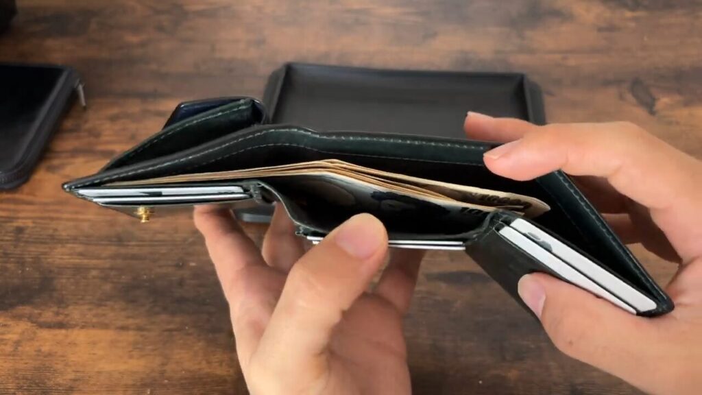 CRAFSTO(クラフスト)三つ折り財布の札を片方に寄せるシーン