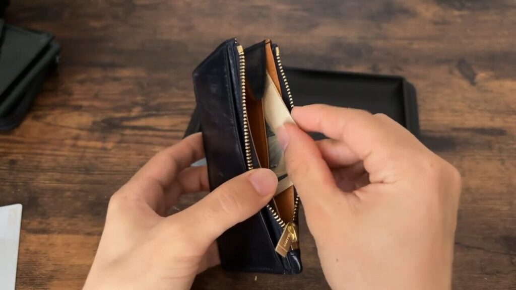 CRAFSTO(クラフスト)フラグメントケースの内側のフリーポケットに札を入れるシーン