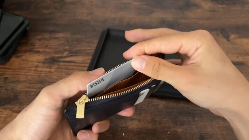 CRAFSTO(クラフスト)フラグメントケースの内側のフリーポケットにカードを入れるシーン