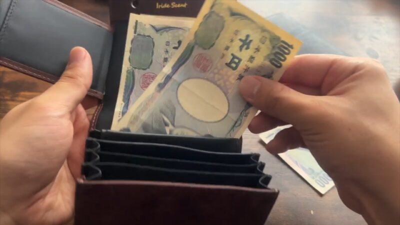 ミッレフォッリエ模倣品の札を取り出すシーン