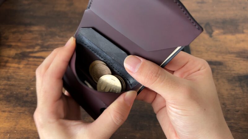 new-usuha3 の小銭入れを大きく開くシーン