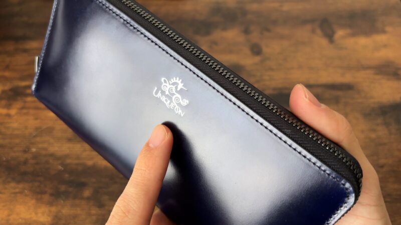 UNIQUEONラウンドファスナーのロゴ