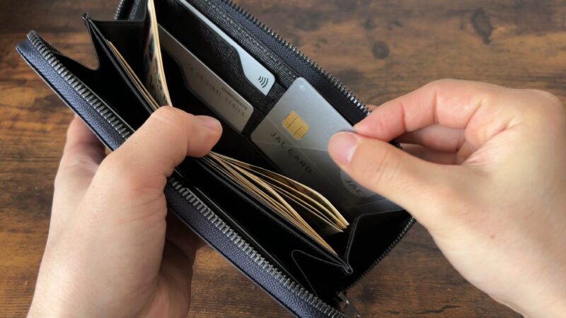 UNIQUEONラウンドファスナーのカードの出し入れ