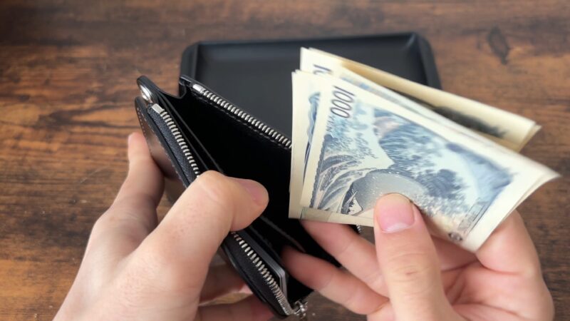 ALARD(アラード)の紙幣を収納するシーン