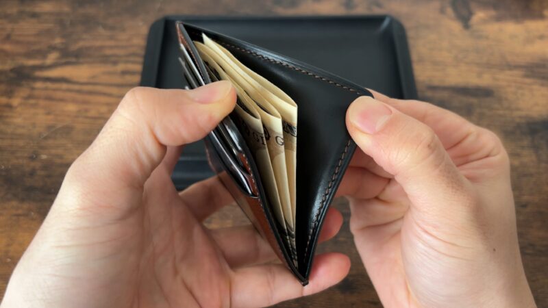 クレバレスコ　コンパクトマルチウォレットの札入れ