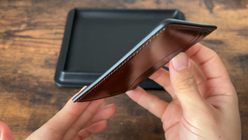 クレバレスコ　コンパクトマルチウォレットのコバ