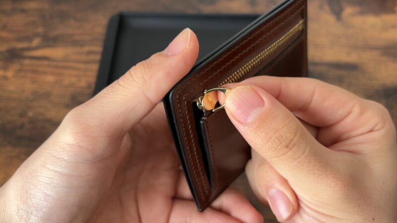 クレバレスコ　コンパクトマルチウォレットのファスナーの引き手