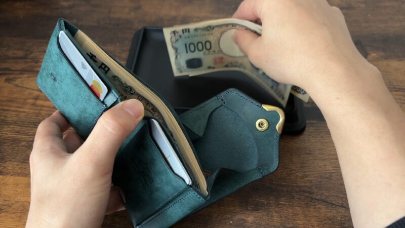 【池之端銀革店】ギャルソンスリムウォレットの札をいれるシーン