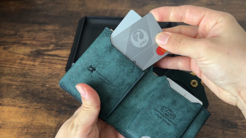 【池之端銀革店】ギャルソンスリムウォレットのカード取り出しシーン