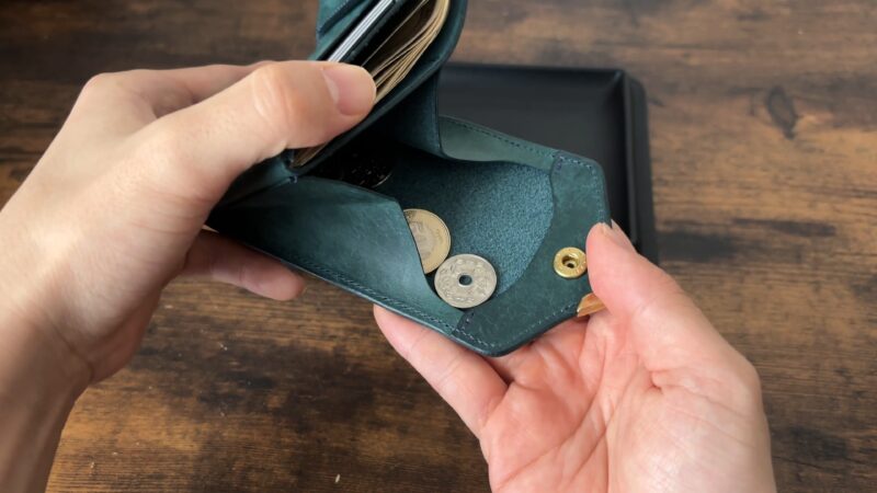 【池之端銀革店】ギャルソンスリムウォレットの小銭の取り出しシーン