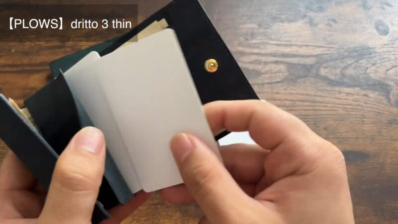 dritto 3 thinのカードを取り出すシーン