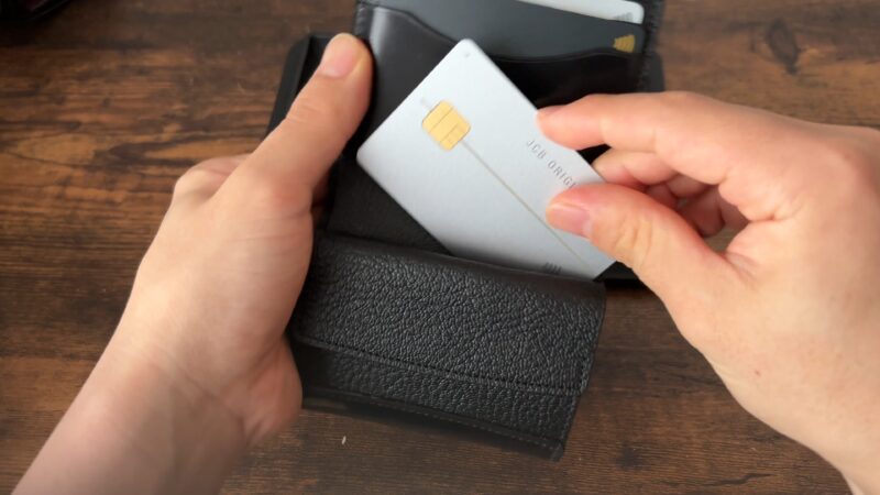 ETiAM(エティアム)Priorの小銭れ裏のカードポケット