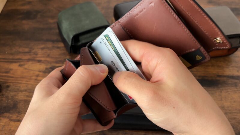 フォーカスライトのラプチャーのマチ付きカードポケット