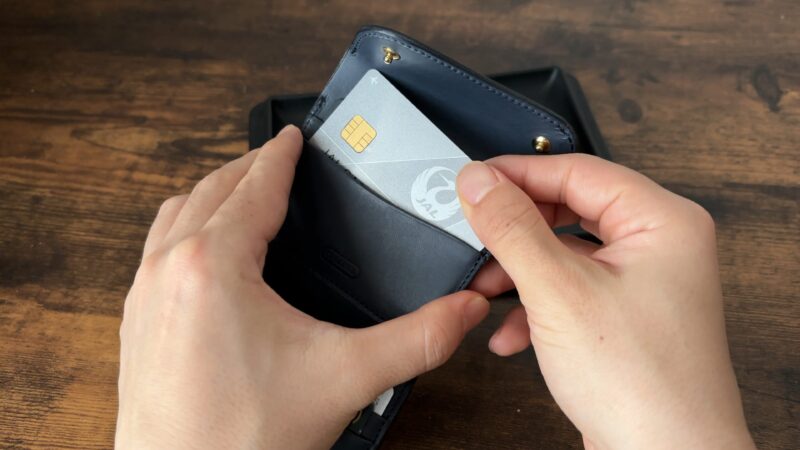 Wホック&Wステッチ ミニ財布(S)のカードを取り出すシーン
