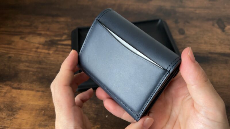 Wホック&Wステッチ ミニ財布(S)の背面ポケット