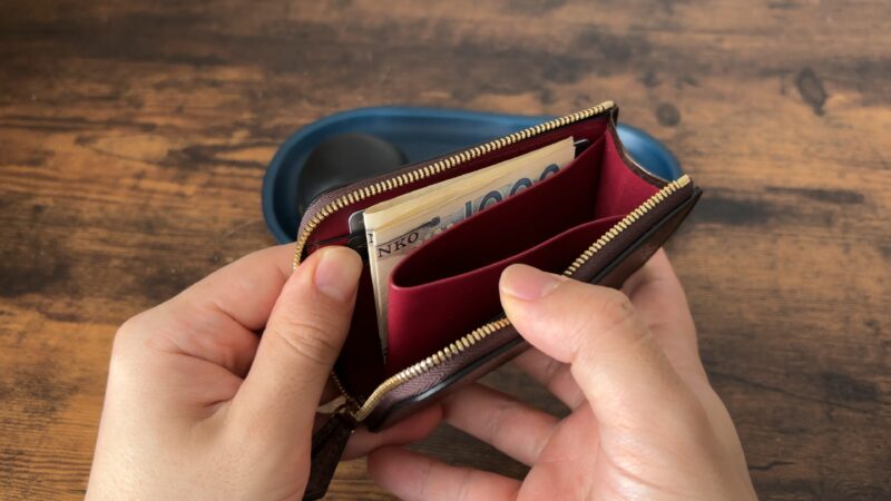 L字ジップハーフウォレットの札入れ