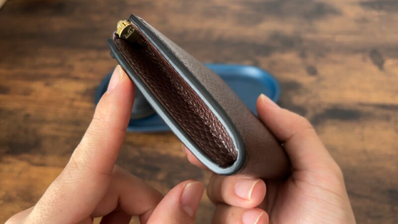 L字ジップハーフウォレットのコバ