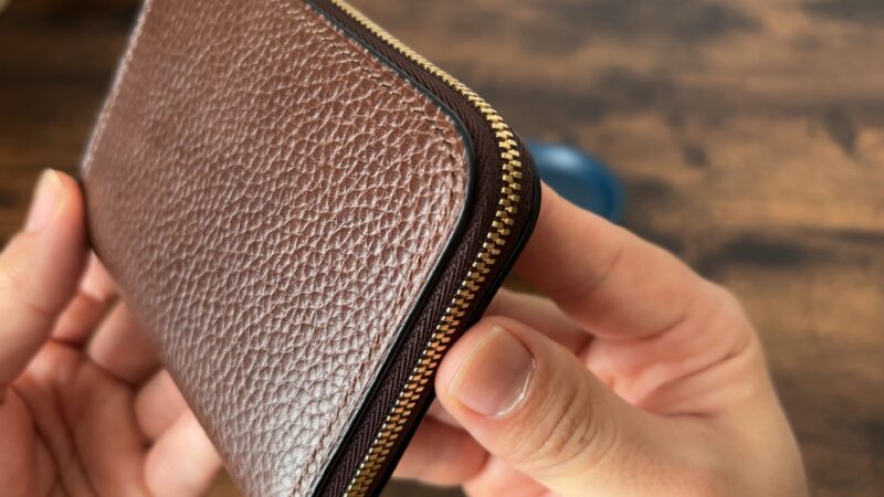 L字ジップハーフウォレットの外装の革