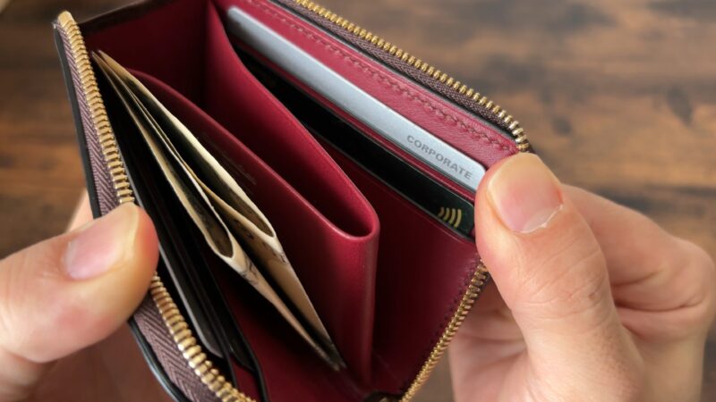 L字ジップハーフウォレットの内装の革