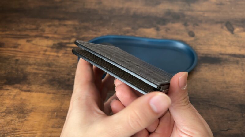 L字ジップハーフマルチウォレットのコバ