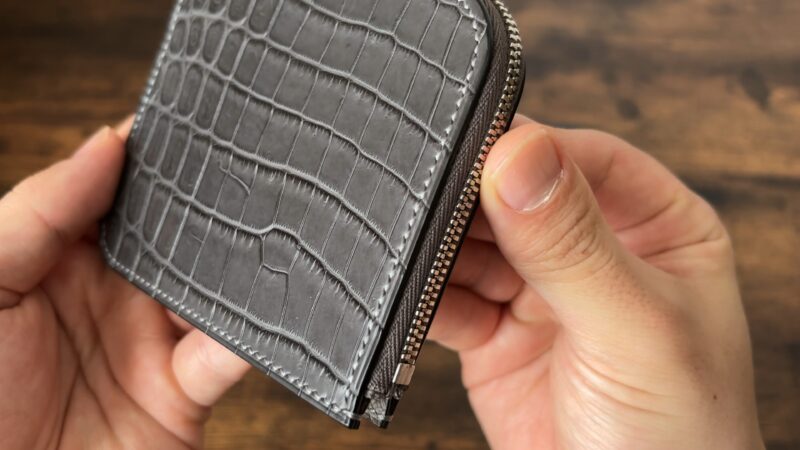 L字ジップハーフマルチウォレットの革、クロコ