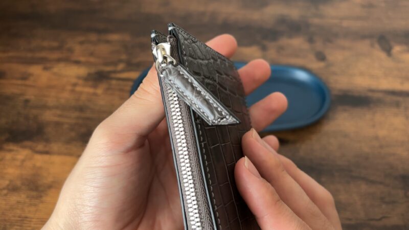 L字ジップハーフマルチウォレットのファスナー引き手