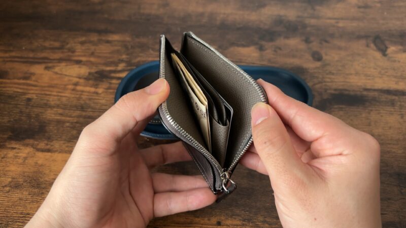 L字ジップハーフマルチウォレットの札入れ