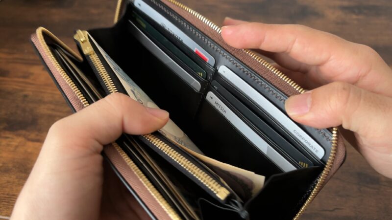 ラウンドジップ長財布のカードポケット