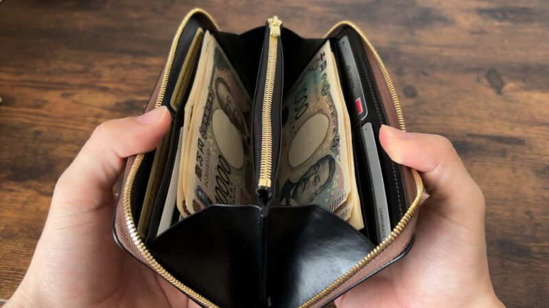 ラウンドジップ長財布の札入れ