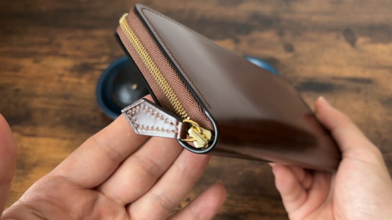 ラウンドジップ長財布のコバ