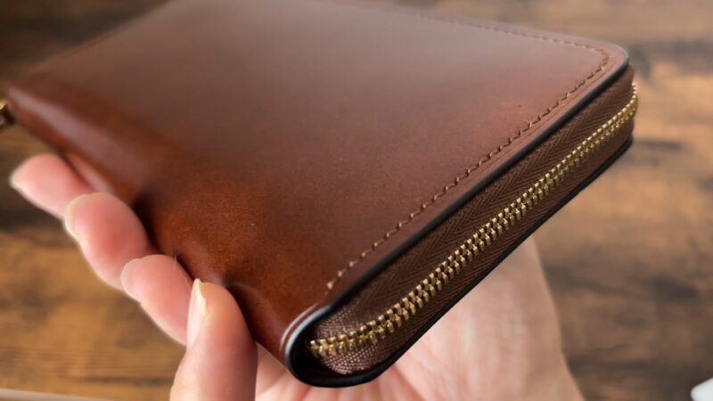 ラウンドジップ長財布の革