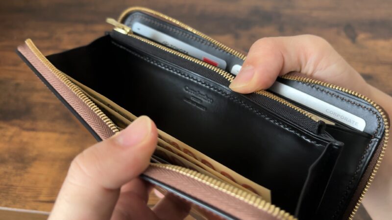 ラウンドジップ長財布の内装ロゴ