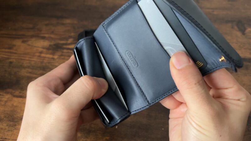 Wホック&Wステッチ ミニ財布(S)の隠れたカードポケット