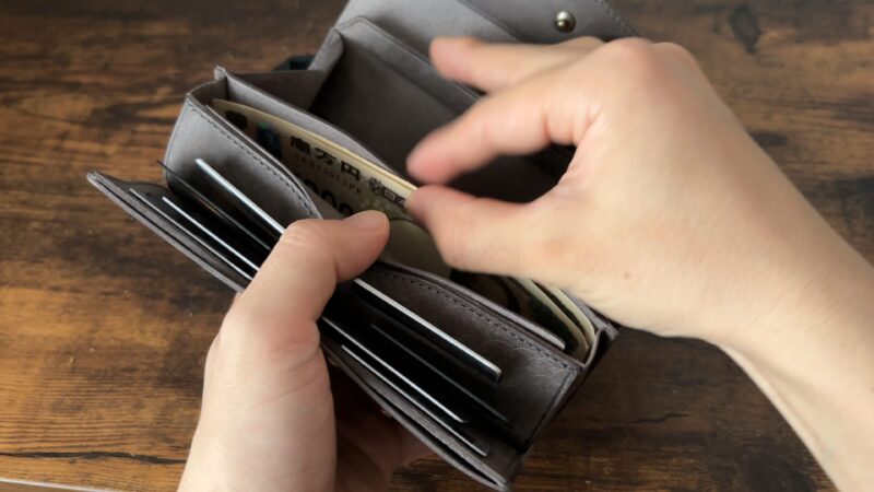 STUDIUM(ストゥディウム)のスタンドアップウォレットの札入れ2箇所目