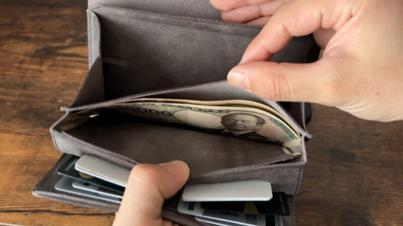 STUDIUM(ストゥディウム)のスタンドアップウォレットの1万円札入れた時のデメリット