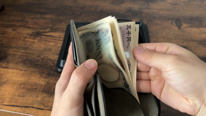 ONES WORKER(ワンズワーカー)
ショート ラウンドジップの札を数えるシーン