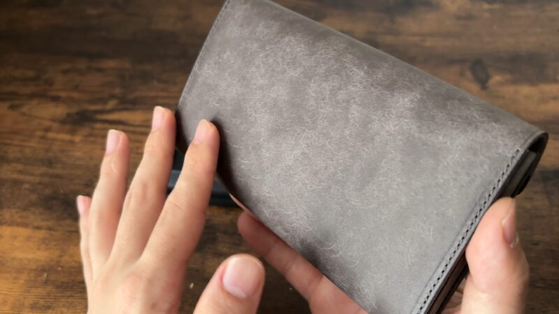 STUDIUM(ストゥディウム)のスタンドアップウォレットの革質