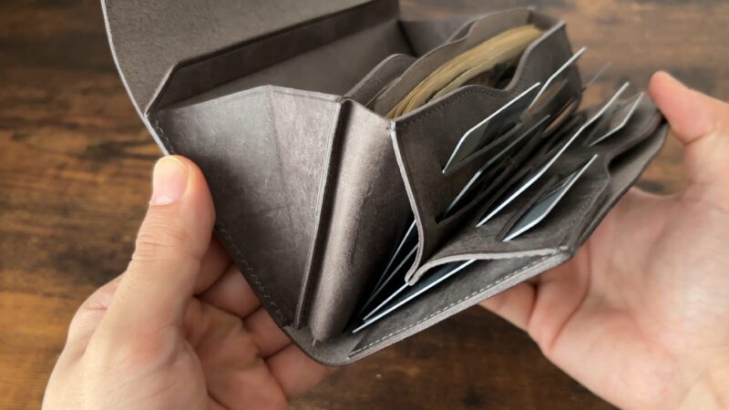 STUDIUM(ストゥディウム)のスタンドアップウォレットの内装