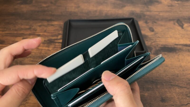 レンマ　エラスティコのカードポケットを稼働しているシーン